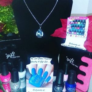 The LA Colors Crystal Necklace Gift Set!